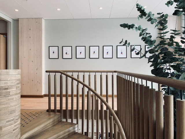 schody, na wprost powieszony w rzędzie obrazki