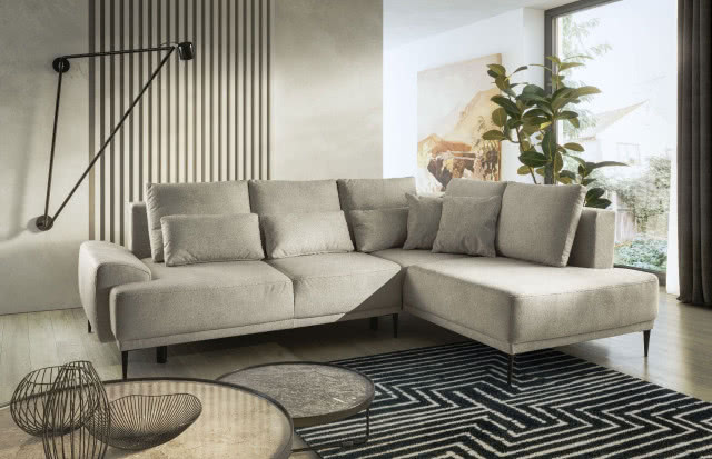 Narożnik Golf w kolorze szarym, lamele na ścianie, dywan, stolik kawowy, obraz, kwiat