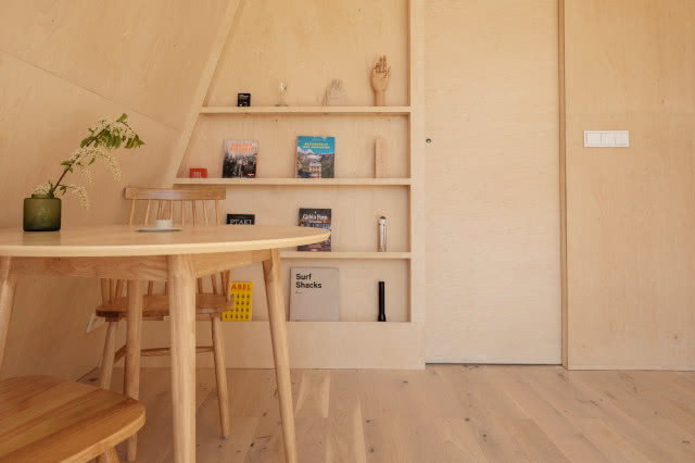 wnętrze domku wykończonego sklejką