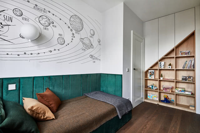 Pokój dziecka z boazerią na ścianie