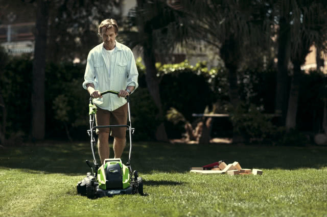 Mężczyzna koszący trawnik