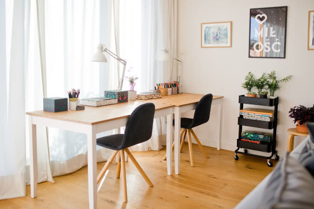 Ekologiczna czarna stodoła pośród natury