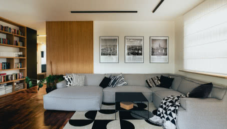 Apartament dla dwojga na warszawskiej Pradze Południe. Tu dominuje czerń i drewno!