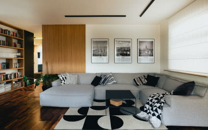 Apartament dla dwojga na warszawskiej Pradze Południe. Tu dominuje czerń i drewno!