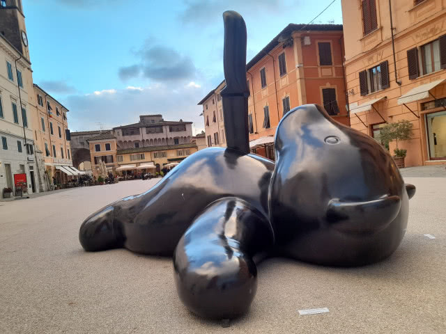 rzeźba, miś z wbitym w brzuch nożem