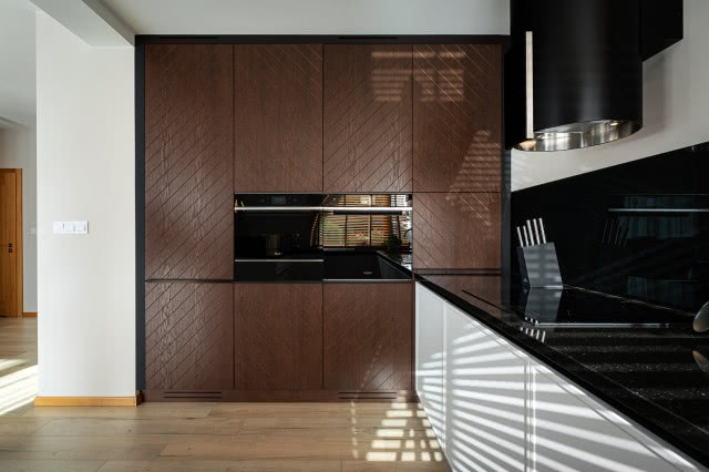 Max Kuchnie, studio Meble Wach, drewniana podłoga, okap, czarny blat