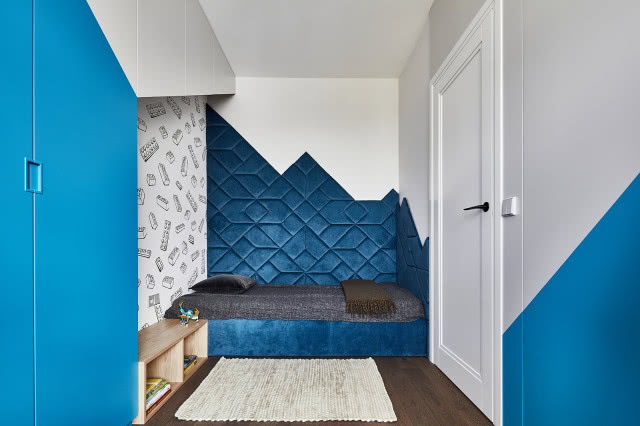 Pokój dziecka z boazerią na ścianie