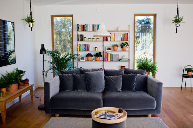 Ekologiczna czarna stodoła pośród natury