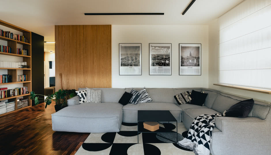 Apartament dla dwojga na warszawskiej Pradze Południe. Tu dominuje czerń i drewno!