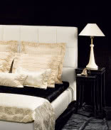 Sypialni - łózko, stolik i lampka nocna - Mebelplast