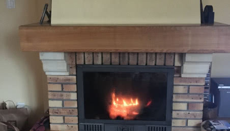 Meble i kolory do salonu z kominkiem