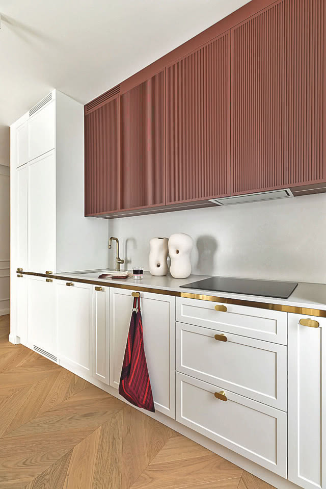 biało-brązowa kuchnia klasyczna elegancka