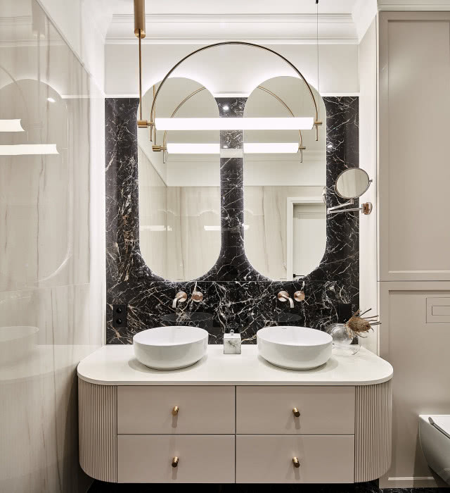 Elegancka łazienka w beżu z dwiema umywalkami