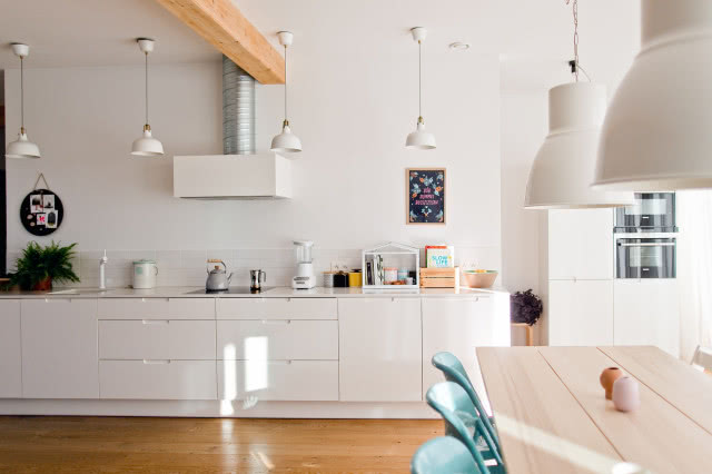 Ekologiczna czarna stodoła pośród natury