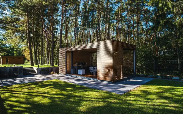 drewniana altana z kuchnią letnią