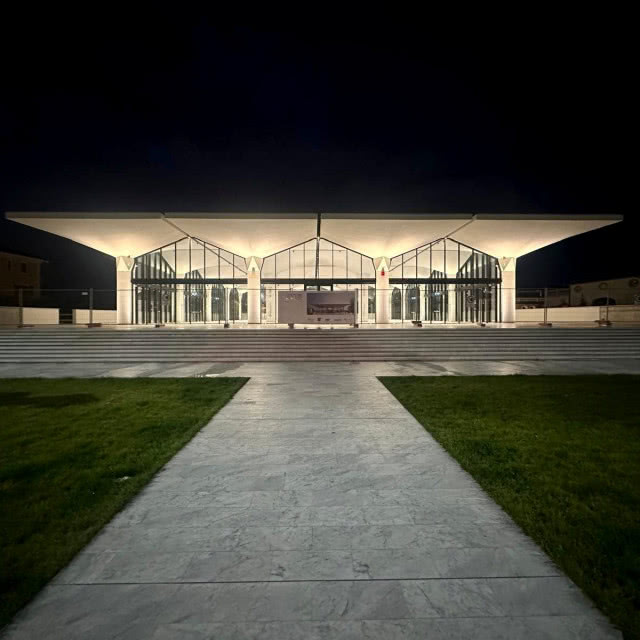 oświetlony budynek Muzeum Mitoraja