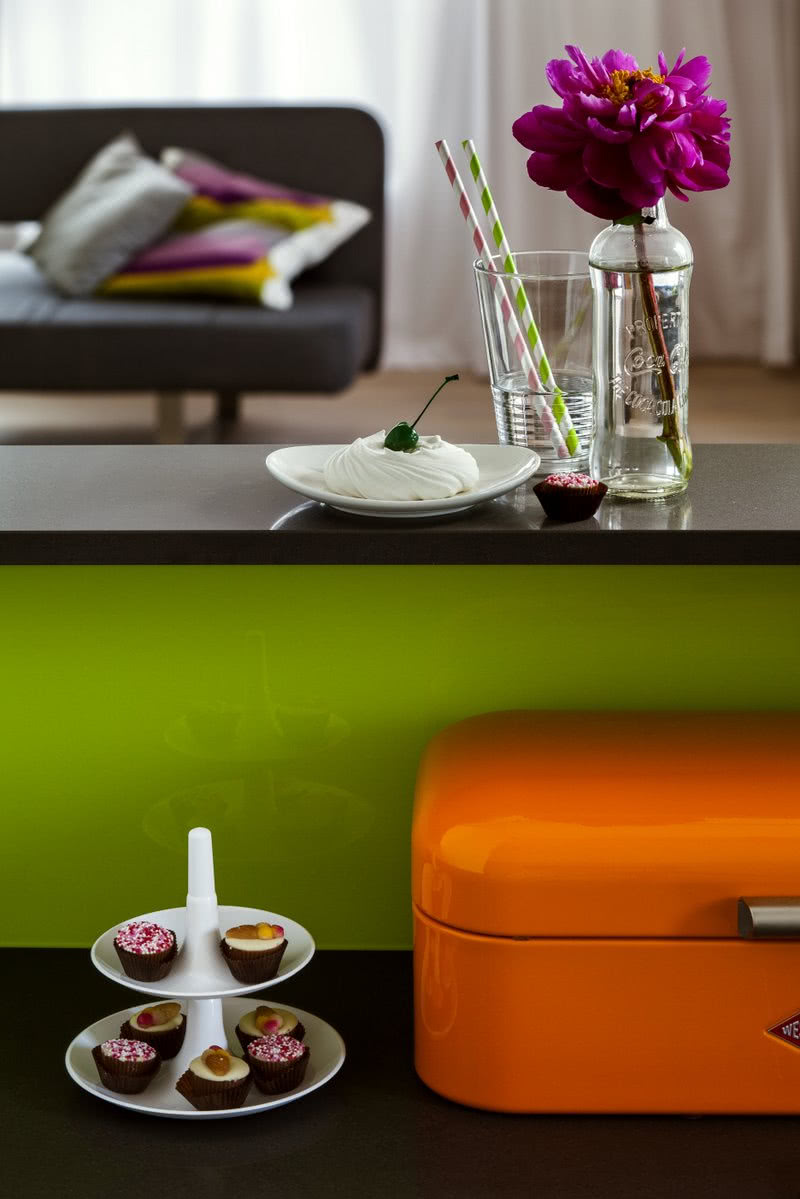 Kolorowe dodatki ożywiają i ocieplają wnętrze