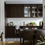 Kolonialne wnętrze na Saskiej Kępie