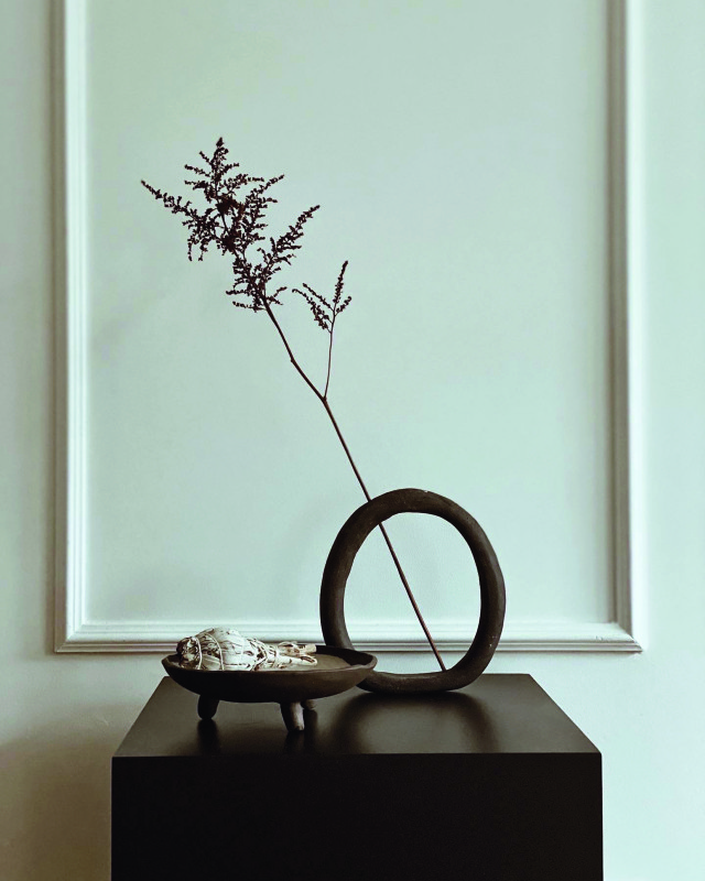 okrągła rama - wazon, na stole