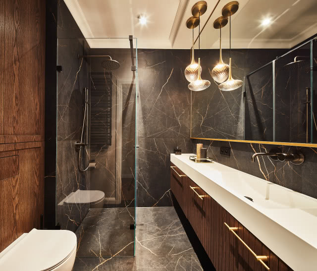 Elegancka łazienka w fornirze i czerni
