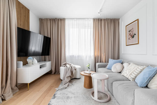 beżowe zasłony w salonie