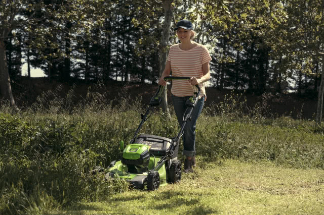 Kobieta kosząca trawnik