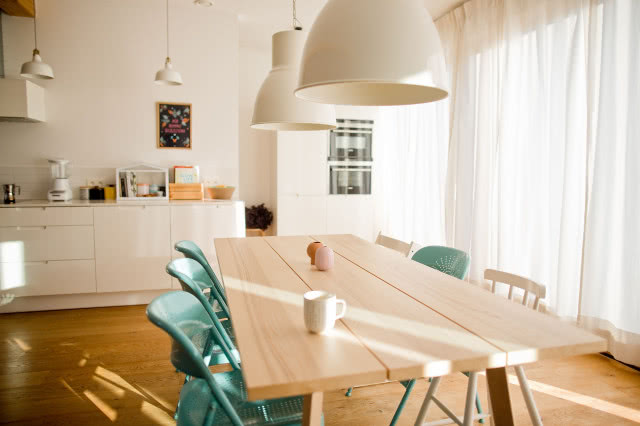 Ekologiczna czarna stodoła pośród natury