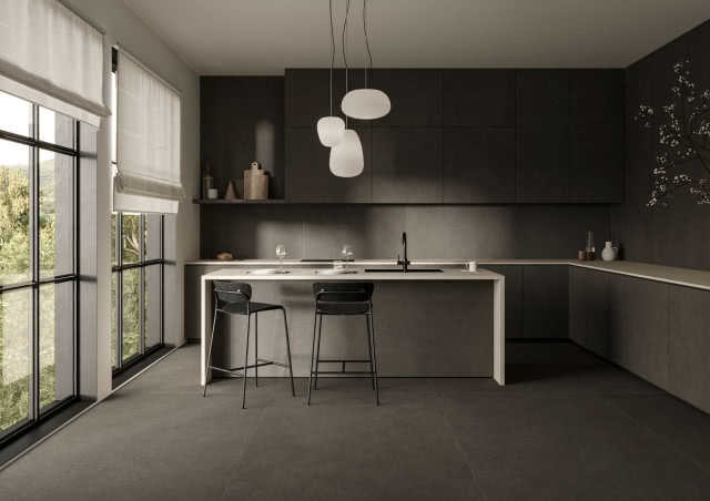 czarne meble kuchenne, beżowy blat kuchenny, wyspa kuchenna, stołki, czarna bateria zlewozmywakowa, czarny zlew, kieliszki, deski do krojenia