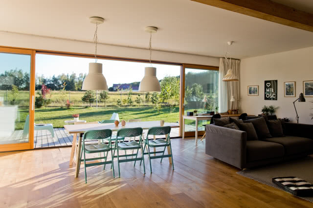 Ekologiczna czarna stodoła pośród natury