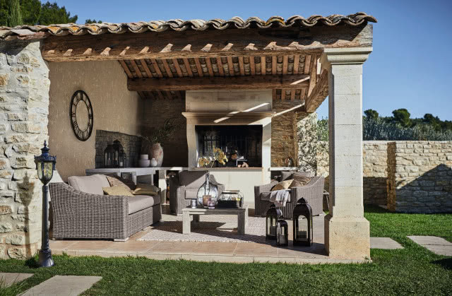 niewielka kuchnia polowa z dużym okapem