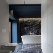 Stuletni dom po przebudowie! Ma wielkie okna i elewację z blachy!