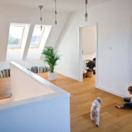 Ekologiczna czarna stodoła pośród natury