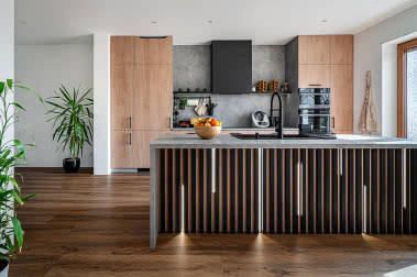 Jaką lodówkę wybrać do kuchni z wyspą - wolnostojącą czy do zabudowy?