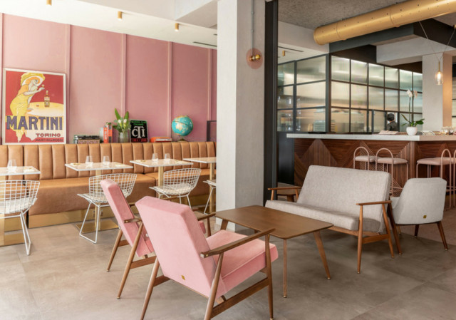 Fotel Chierowskiego w różowym obiciu