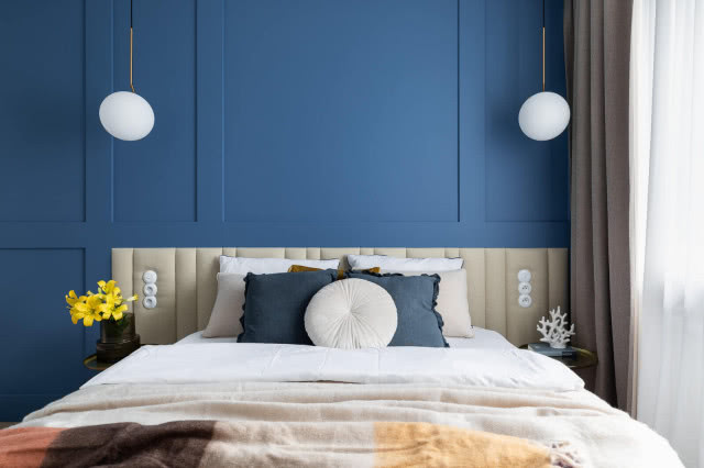granatowa ściana w sypialni