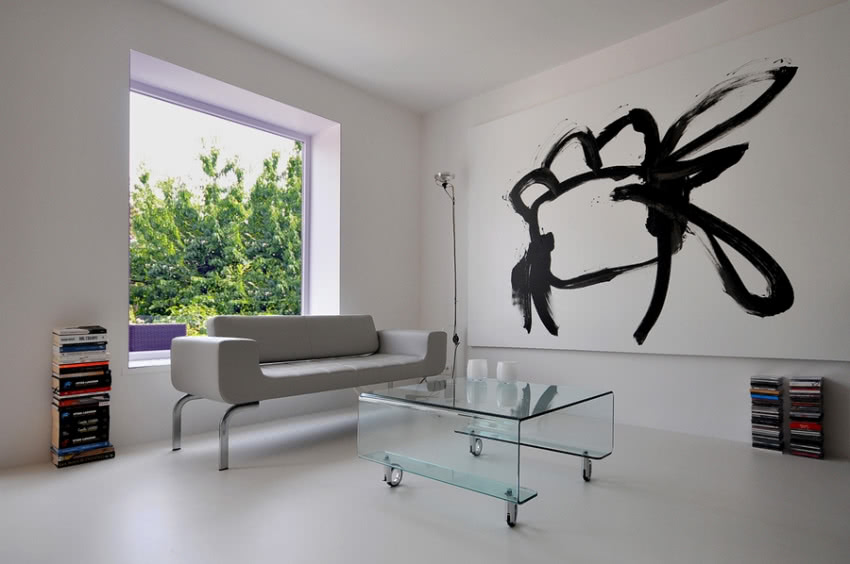 Geometryczna linia obitej białą skórą kanapy i...