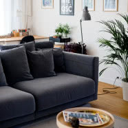 Ekologiczna czarna stodoła pośród natury