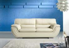 Biała skórzana sofa w błękitnym wnętrzu 