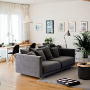 Ekologiczna czarna stodoła pośród natury