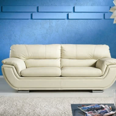 Biała skórzana sofa w błękitnym wnętrzu