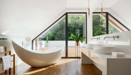 Drewniane podłogi w łazienkach: jakie wybrać drewno do łazienki i jak je zabezpieczyć?