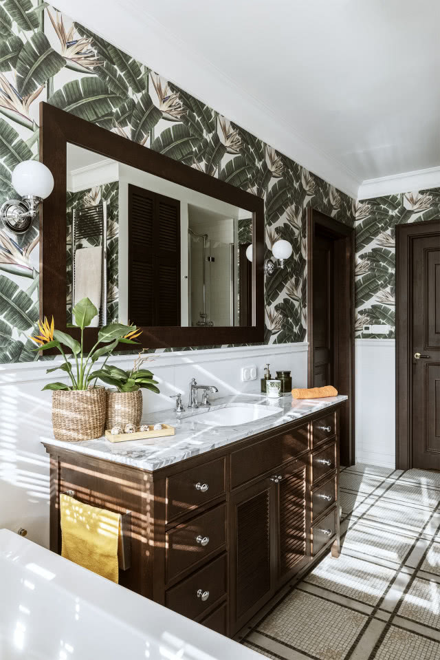 Egzotyczna tapeta w łazience