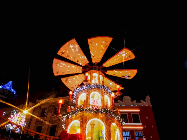 piramida z tańczącymi aniołami - kadr z pozycji żaby