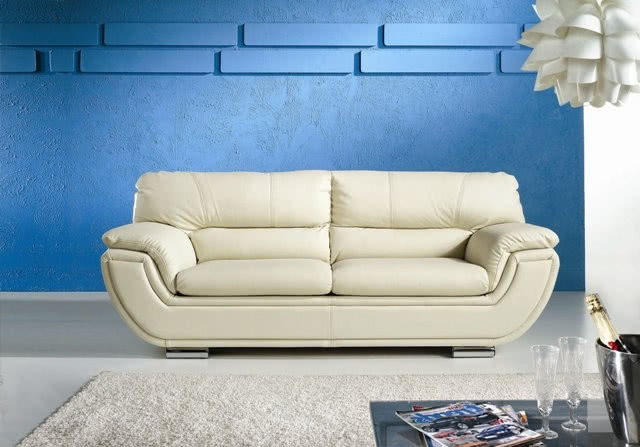 Biała skórzana sofa w błękitnym wnętrzu