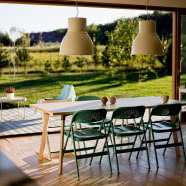 Ekologiczna czarna stodoła pośród natury