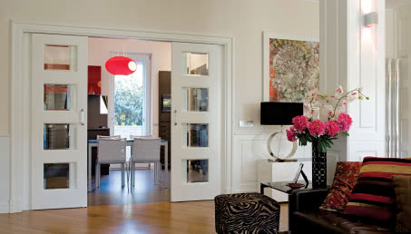 Dlaczego i do jakich pomieszczeń warto wybrać drzwi przesuwne?