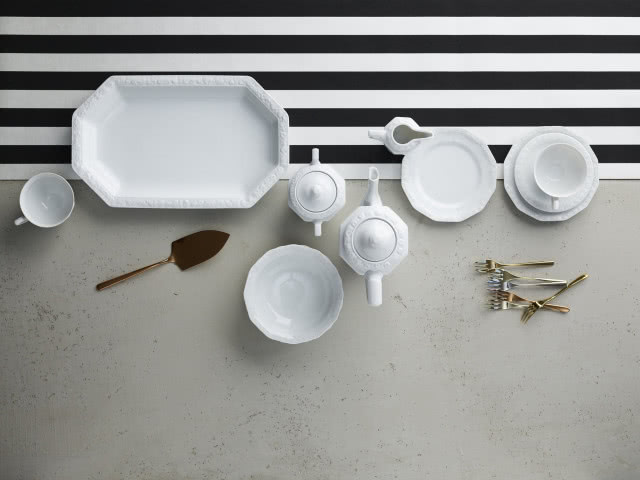 ujęcie z góry, zestaw biały na stole