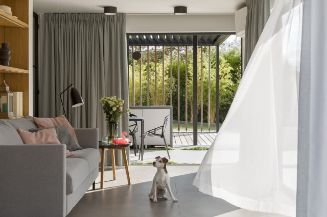 nowoczesny salon z dużymi przeszkleniami