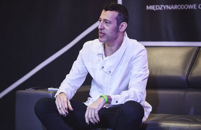 Karim Rashid: rocznik 1960 r., projektant, wykładowca, didżej. Urodził się w Kairze, wychował w Toronto, mieszka w Nowym Jorku, pracuje na całym świecie. Jest zwolennikiem nowych technologii, mocnych kolorów, tworzyw sztucznych.