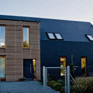 Ekologiczna czarna stodoła pośród natury